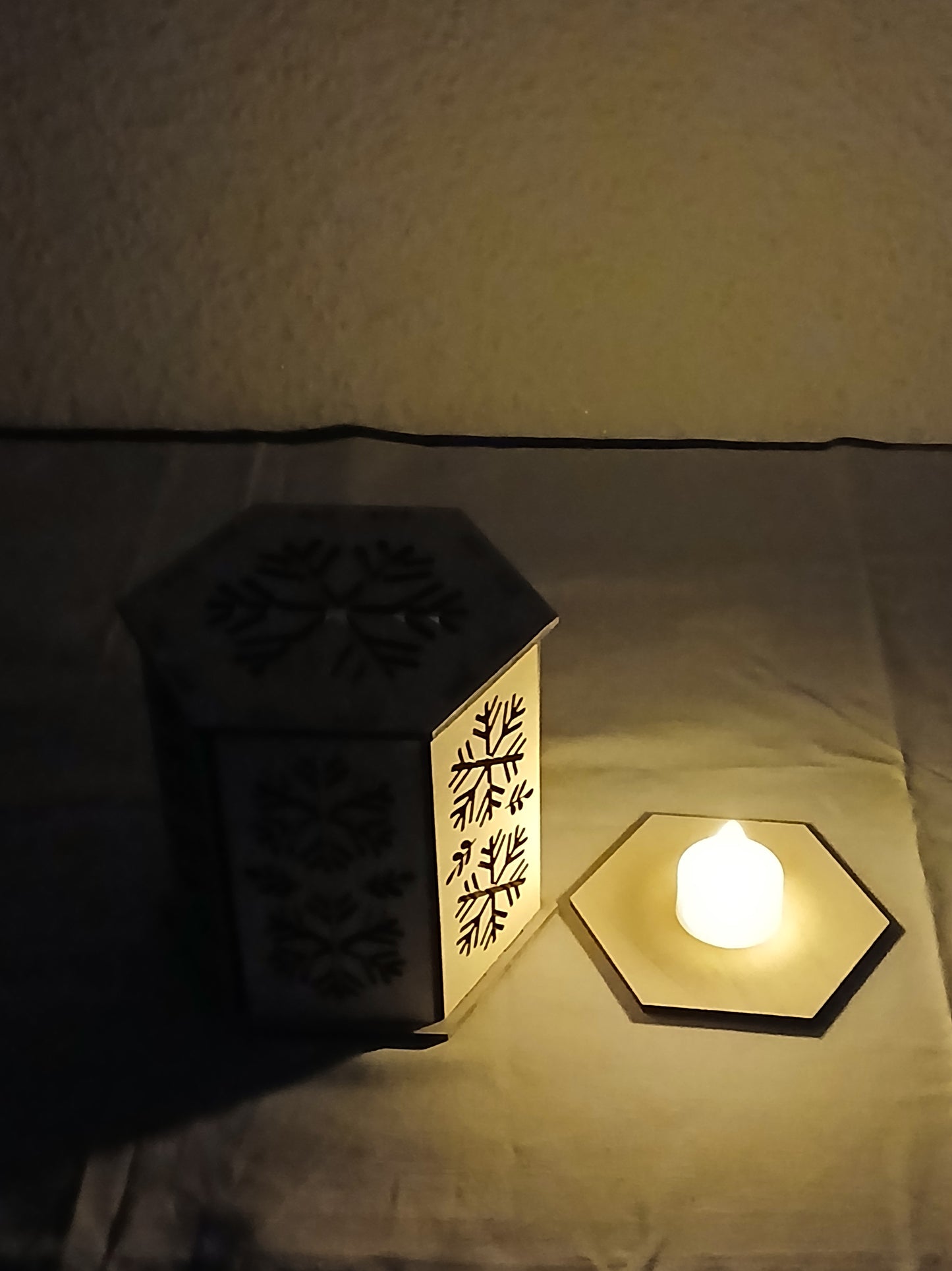 "Handgefertigte Holzlaterne mit Sternmuster und LED-Teelicht"