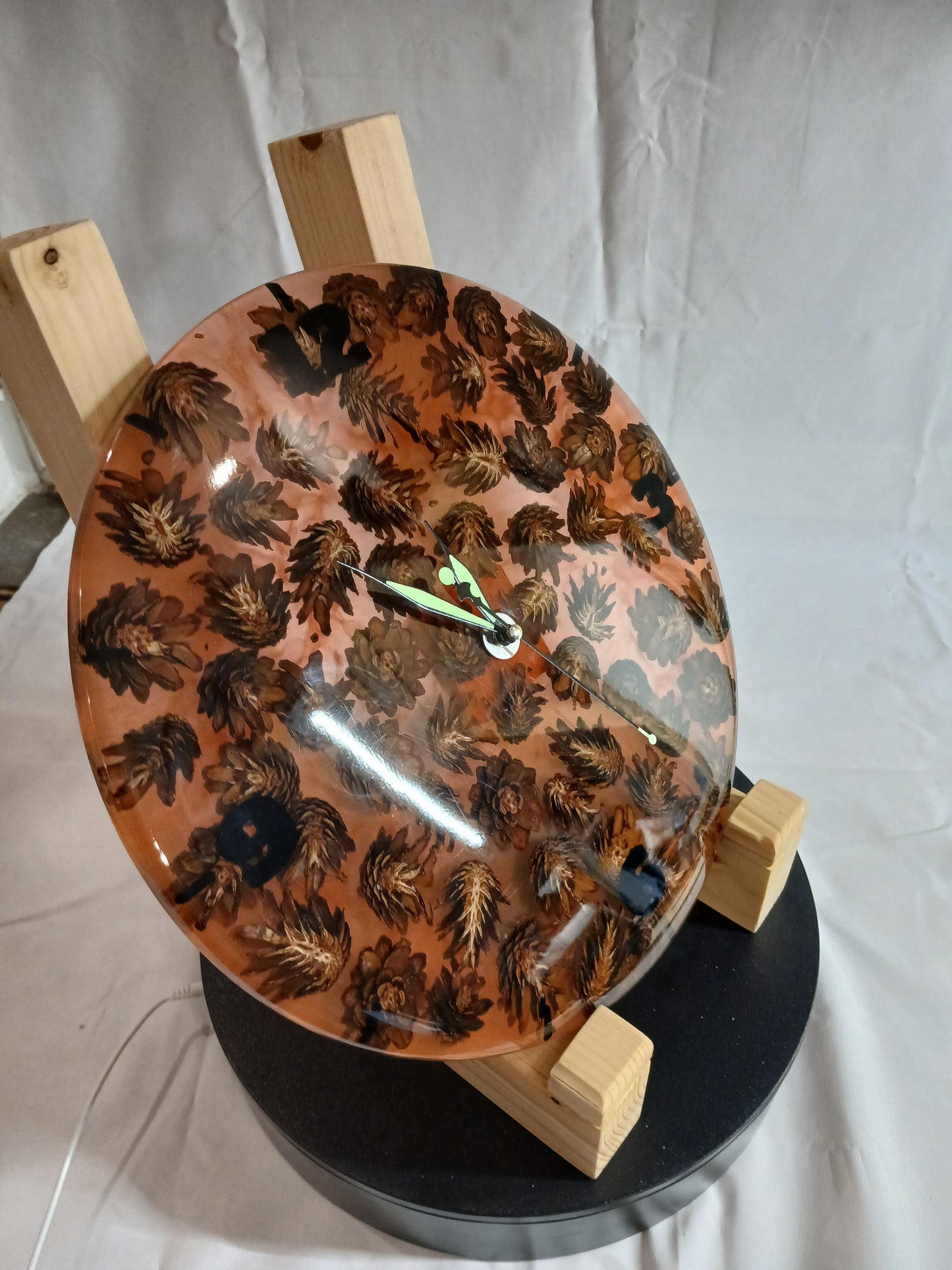 Handgemachte Wanduhr aus Tannenzapfen & Epoxidharz – Einzigartiges Unikat