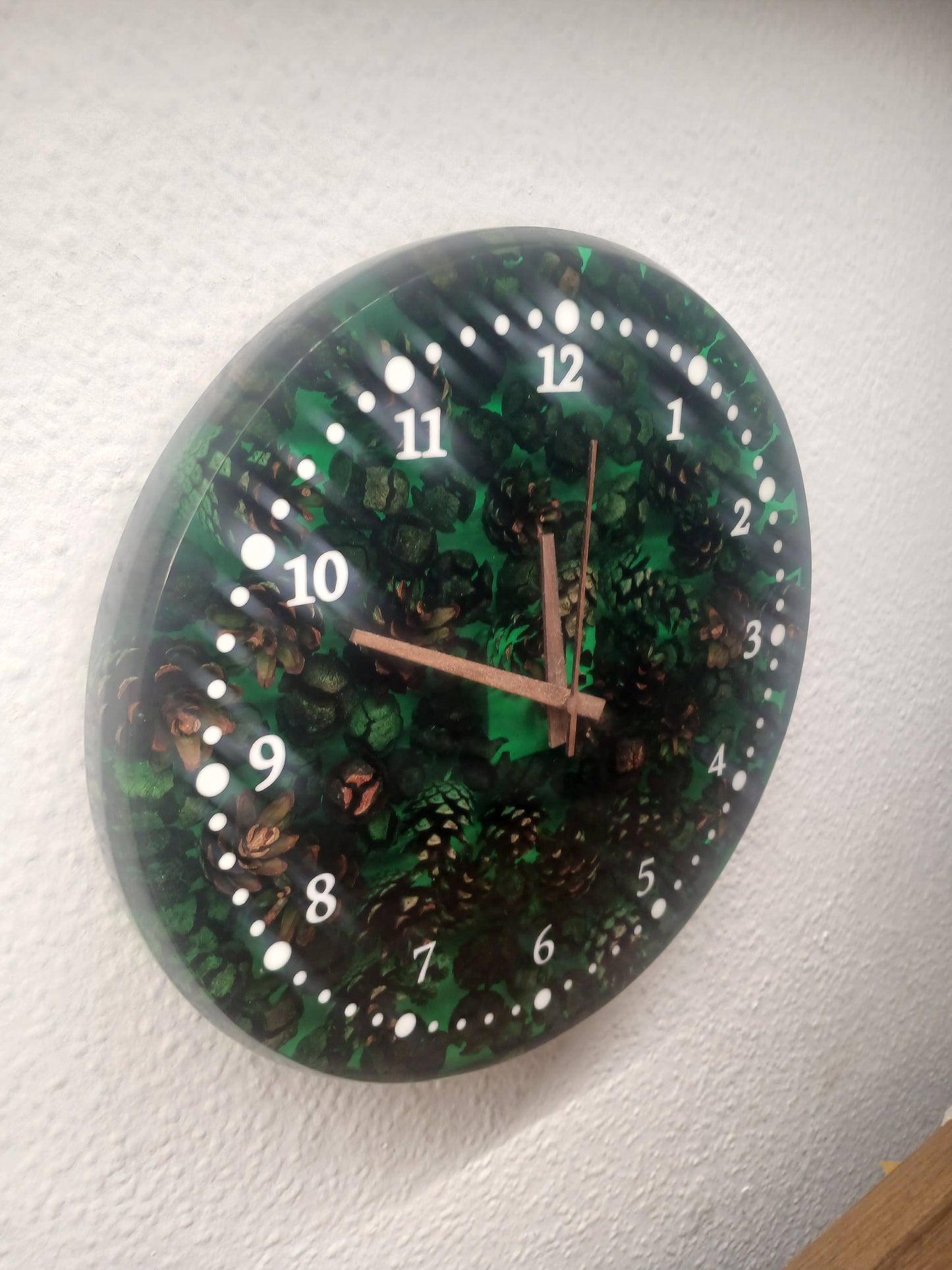 Handgemachte Epoxidharz-Uhr mit Zapfen – Einzigartiges Design
