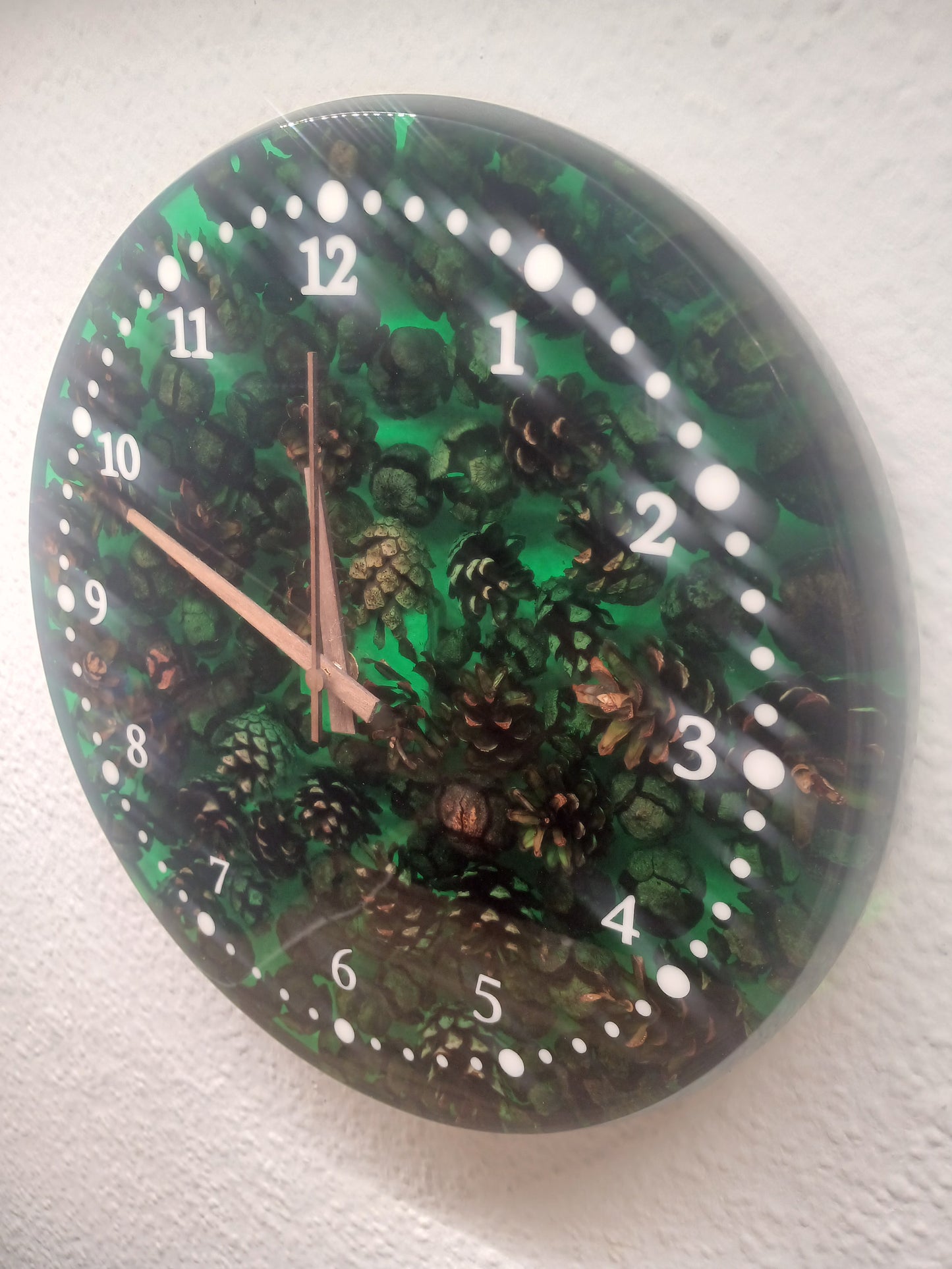 Handgemachte Epoxidharz-Uhr mit Zapfen – Einzigartiges Design