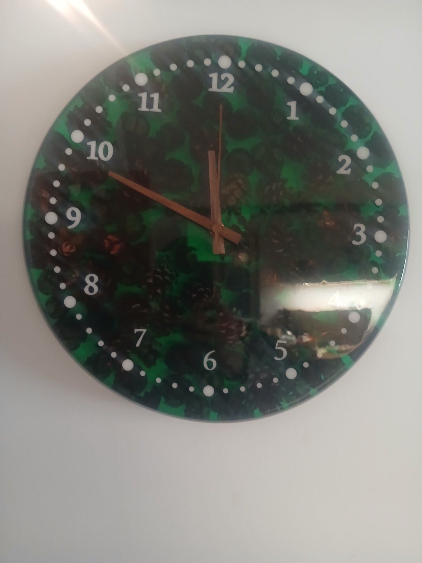 Handgemachte Epoxidharz-Uhr mit Zapfen – Einzigartiges Design