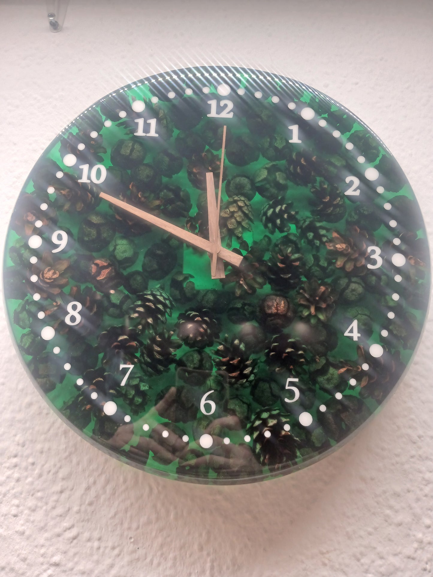 Handgemachte Epoxidharz-Uhr mit Zapfen – Einzigartiges Design