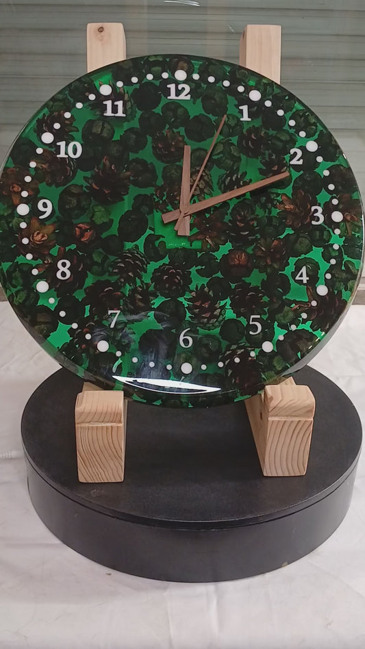 Handgemachte Epoxidharz-Uhr mit Zapfen – Einzigartiges Design